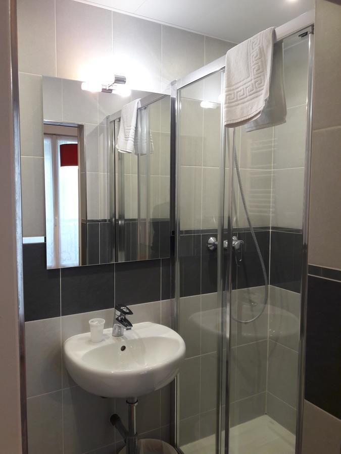 Perfect Hotel & Hostel Párizs Kültér fotó A shower cubicle