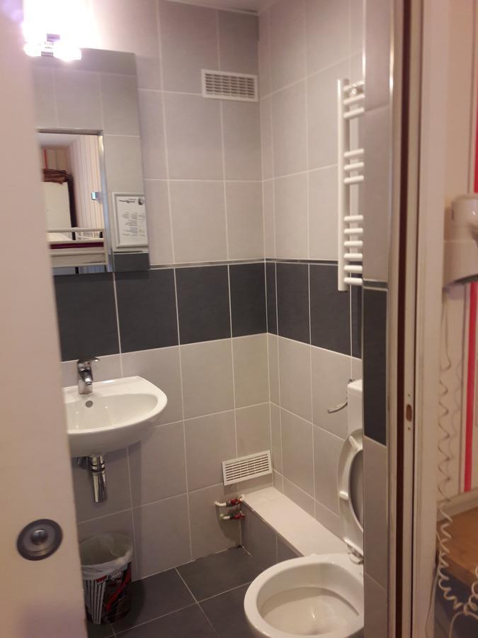 Perfect Hotel & Hostel Párizs Kültér fotó A shower cubicle