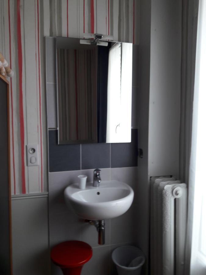 Perfect Hotel & Hostel Párizs Szoba fotó A typical washbasin