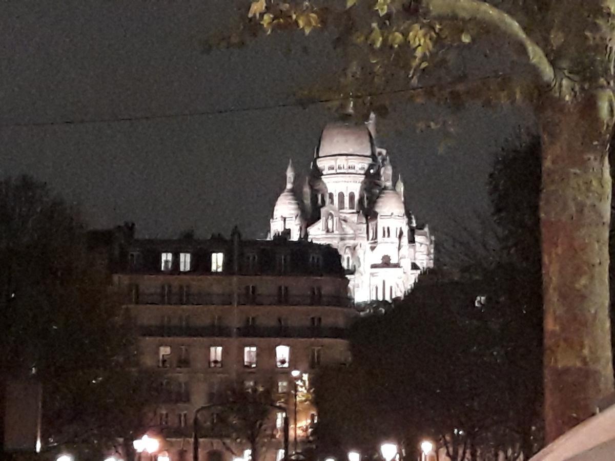 Perfect Hotel & Hostel Párizs Kültér fotó The Sacré-Cœur at night