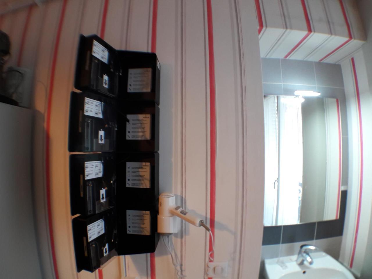 Perfect Hotel & Hostel Párizs Kültér fotó A bathroom in a hotel