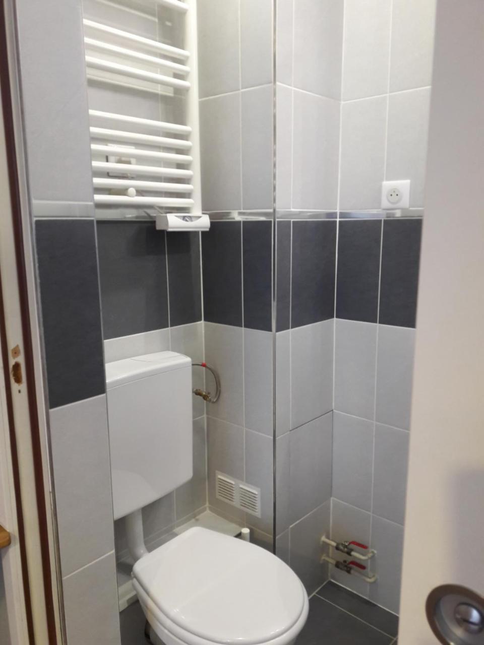 Perfect Hotel & Hostel Párizs Kültér fotó Bathroom in a typical apartment